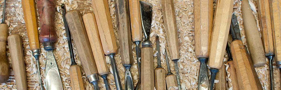 L’outil est resté le même : ciseau biseauté, couteau à tailler et maillet maniés par des mains sensibles et appliquées donnent forme et vie au bois.