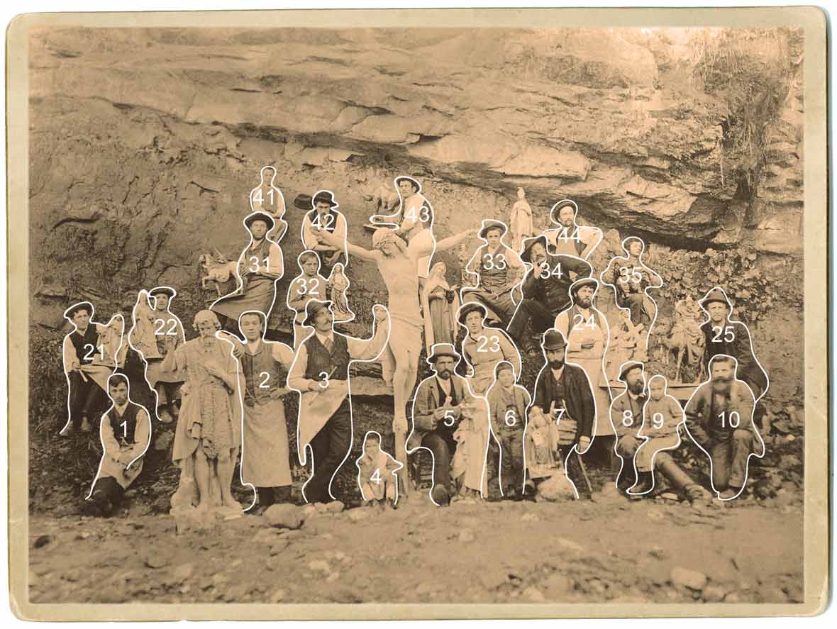Foto del gruppo di artigiani ed artisti ad Ortisei dal archivio di Franco Comploj