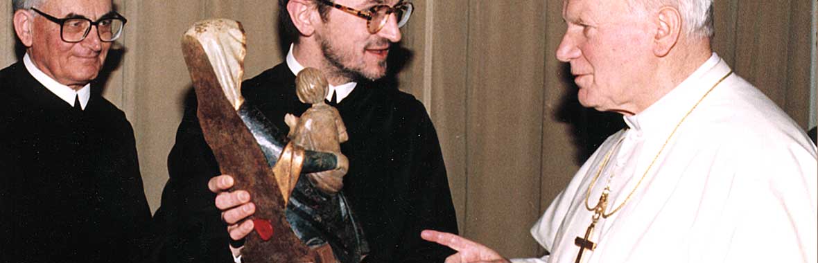 La remise au Saint-Père - Giovanni Paolo II - de notre reproduction de la Madone de Mariazell